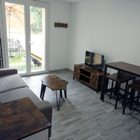 Offrez-Vous Un Sejour Dans Notre Studio T1 Bis A Entressen Une Grande Piscine Pour Se Rafraichir ,Un Espace De Jeux Pour Enfants Pour Des Heures De Divertissement Un Terrain De Petanque Pour Des Parties Endiablees Bagian luar foto