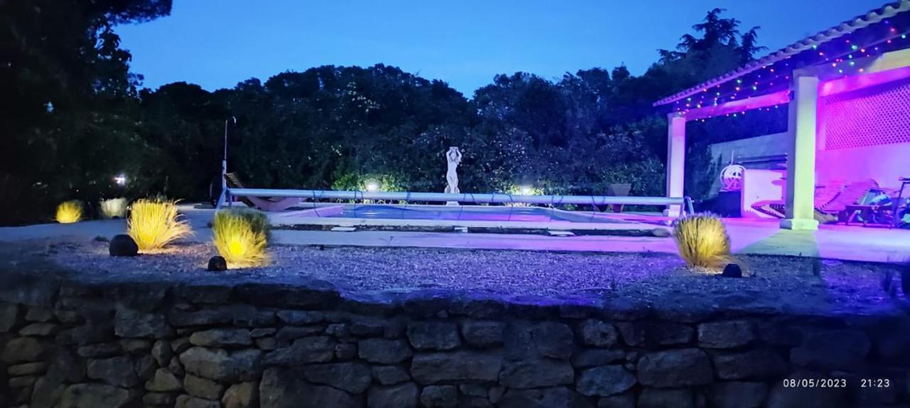 Offrez-Vous Un Sejour Dans Notre Studio T1 Bis A Entressen Une Grande Piscine Pour Se Rafraichir ,Un Espace De Jeux Pour Enfants Pour Des Heures De Divertissement Un Terrain De Petanque Pour Des Parties Endiablees Bagian luar foto